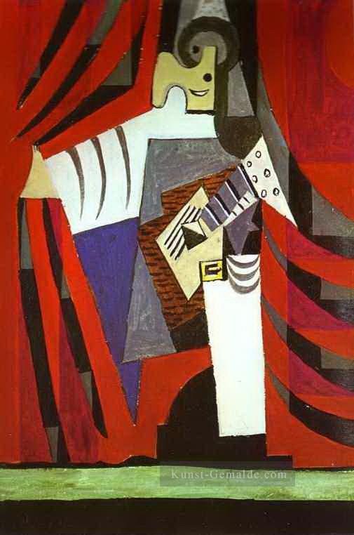 Polichinelle mit Gitarre vor dem Bühnenvorhang 1919 Kubismus Pablo Picasso Ölgemälde